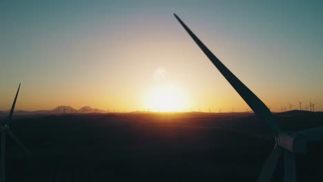 Luftbild-Silhouette-Von-Sich-Drehenden-Windturbinenblättern