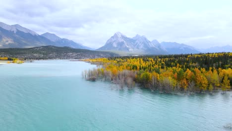 Abraham-Lake-With-Beautiful-Autumn-Colors-and-Mountain