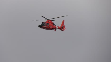 Hubschrauber-Der-Küstenwache-Fliegt-über-Strand