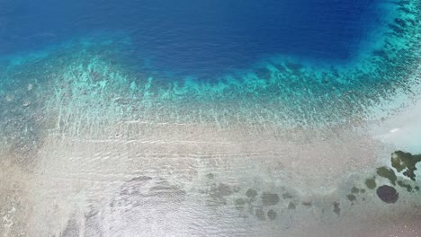 Drone-Aéreo-Del-Hermoso-Paraíso-Oceánico-Con-Cristal