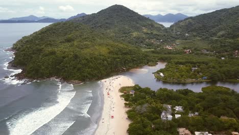 Breiter-Strand,-Der-Einen-Fluss-Auf-Dem-Brasilianer-Trifft