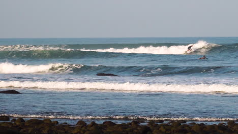 Persona-Surfeando-Olas-Extremas-Del-Océano-Cerca-De-La-Costa-De