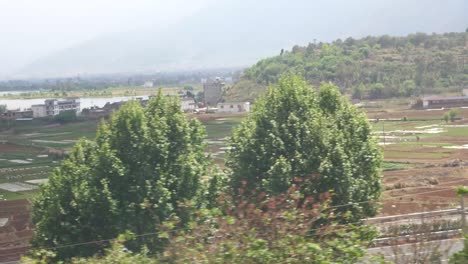 Blick-Aus-Einem-Fahrenden-Zugfenster-In-Kunming