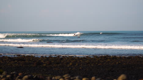Surfista-Surfeando-En-Olas-Rompientes-En-Una-Isla-Tropical