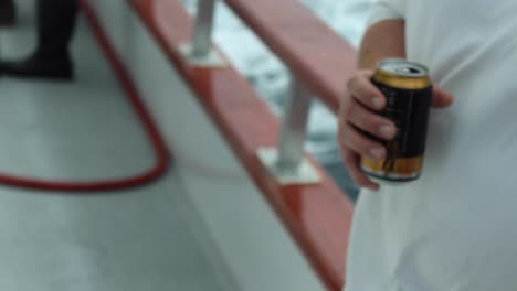 Bier-Auf-Einem-Boot-In-Zeitlupe-Halten