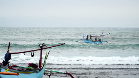 Pequeño-Barco-De-Pesca-Tradicional-Del-Sudeste-Asiático-Navegando-Cerca
