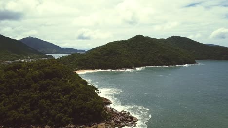 Bosque-Atlántico-Y-Playa-Con-Cielo-Azul---Brasil