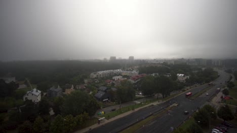 Stadtaufnahme-Mit-Nebel,-Der-Den-Größten-Teil-Davon-Bedeckt