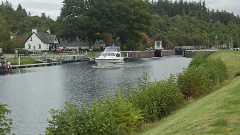 boat-travelling-through-locks-toward-loch-ness