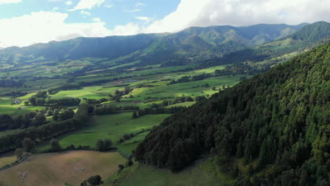 Luftaufnahme-Der-Wunderschönen-Grünen-Natur-Auf-Den-Azoren