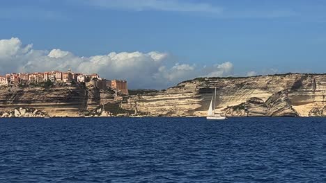 Segelboot-Segelt-Entlang-Der-Küste-Der-Französischen-Insel-Korsika