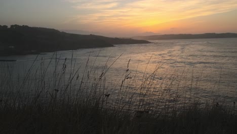 Statische-Aufnahme-Einer-Friedlichen-Seelandschaft-Bei-Sonnenuntergang