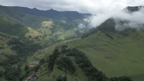 Vibing-Cocora-Valley,-Kolumbianisches-Paradies,-Luftdrohne-Oben