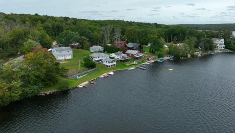 Homes-on-waterfront-lake-in-New-England-Aerial