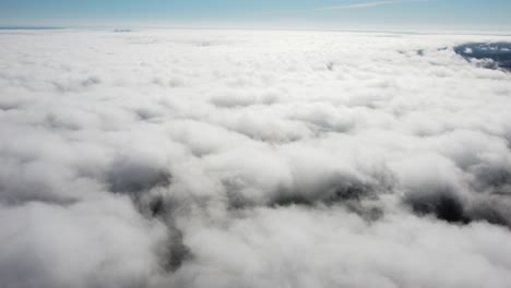 Nebel-Nebelwolken-Von-Oben-Luftbild-Vorbei