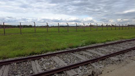 Ferrocarril-Abandonado-Y-Valla-De-Alambre-De-Púas-En-La-Muerte-De-Auschwitz