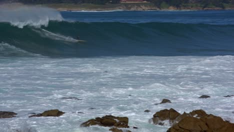 Surfista-Montando-Grandes-Olas-En-Carmel-Beach-Pebble