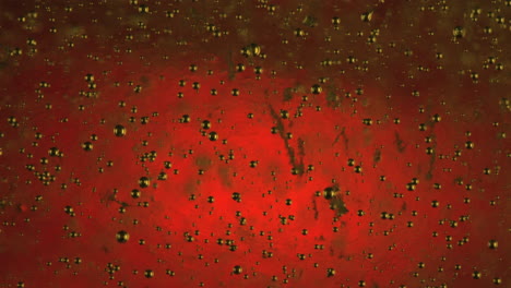Rote-Hintergrundbeleuchtete-Szene-Mit-Goldenen-Blasen-In-Klar