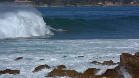 Surfista-Montando-Grandes-Olas-En-Carmel-Beach-Pebble