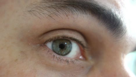 Nahaufnahmeseitenansicht-Des-Grünen-Menschlichen-Auges-Und