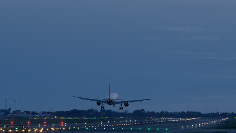 Avión-Vueling-Aterrizando-En-La-Pista-Del-Aeropuerto-De-Barcelona-Durante