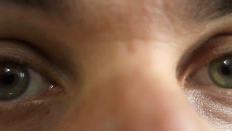 Grüne-Augen-Und-Augenbrauen,-Die-In-Die-Kamera-Blicken