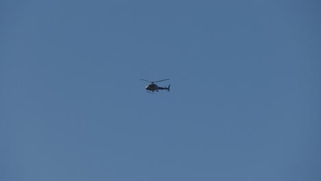 Helicóptero-De-Noticias-De-Medios-Vuela-Por-Encima-De-La-Cabeza-Para-Filmar