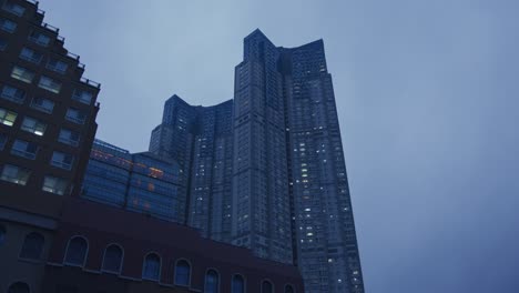 Hochwinkelige-Sicht-Auf-Die-Architektur-Von-Wolkenkratzern