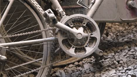 Verlassene-Fahrradpedale,-Die-Sich-Auf-Einem-Sandstrand-Lehnen