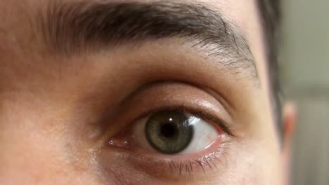 Hautnah-Am-Menschlichen-Männlichen-Gesicht-Grünes-Auge