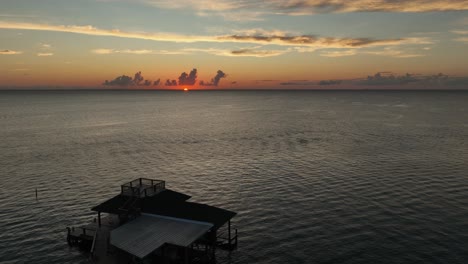 Luftschwenkansicht-Des-Sonnenuntergangs-über-Der-Mobile-Bay