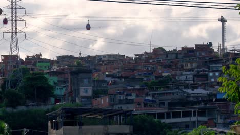 Seilbahn-über-Die-Favela-Do-Alemao-In