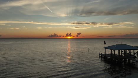 Sonnenuntergang-über-Der-Mobile-Bay,-Während-Bootsfahrer-Spielen