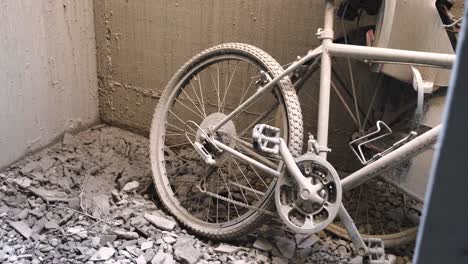 Zwei-Verlassene-Fahrräder-Mit-Platten-Reifen-Links-Schief