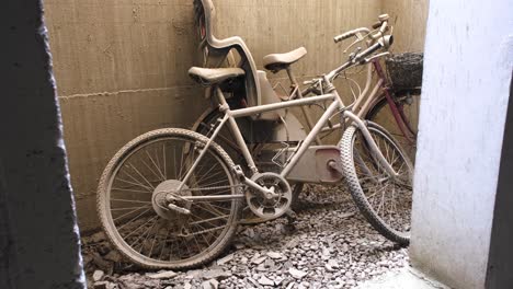 Verlassene-Fahrräder-Mit-Platten-Reifen,-Die-Sich-Anlehnen