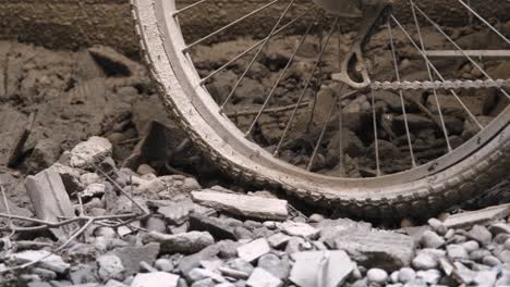 Verlassenes-Fahrrad-Mit-Platten-Reifen,-Die-Sich-Anlehnen