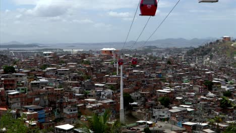 Teleférico-Sobre-La-Favela-Do-Alemao-En