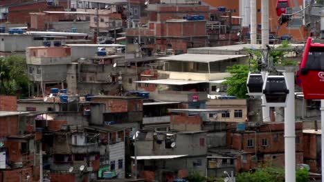 Seilbahn-über-Die-Favela-Do-Alemao-In