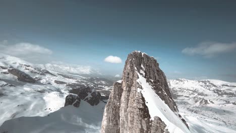 Toma-Cinemática-De-Drones-Fpv-Volando-Sobre-El-Nevado