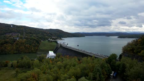 Damm-In-Den-Bergen-Herbstansicht