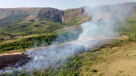 Vista-De-Drones-Del-Incendio-Forestal-En-El-Bioma-Del-Cerrado