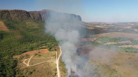 Vista-De-Drones-Del-Incendio-Forestal-En-El-Bioma-Del-Cerrado