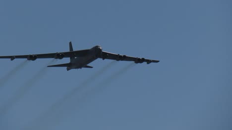 B-Bombardero-Bajo-Paso-Elevado-En-Guerra