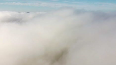 Nebel-Nebelwolken-Von-Oben-Senkrechter-Aufzug-Fliegend