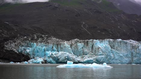 Schmelzende-Gletscherwand-Und-Eisblöcke-Rußiger-Everfrost