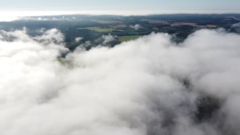 Nebel-Nebelwolken-Von-Oben-Luftbild-Vorbei
