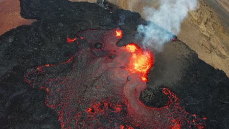 Volcán-Activo-En-Erupción-De-Lava-Y-Magma-En-Islandia
