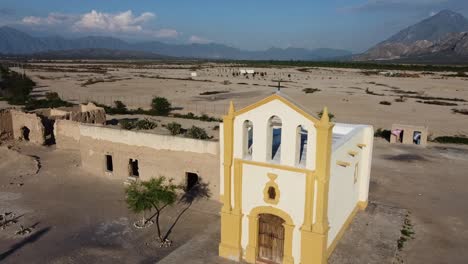 Iglesia-Abandonada-En-El-Desierto
