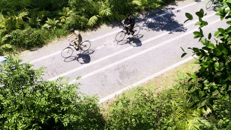 Bicicletas-Con-Ciclistas-Moviéndose-En-Un-Camino-Para-Bicicletas