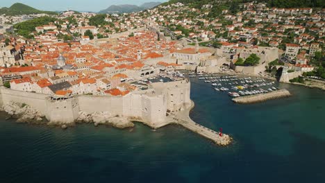 Vista-Aérea-Escénica-Del-Casco-Antiguo-De-Dubrovnik-Croacia